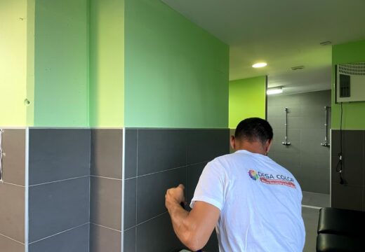 O Concello inicia traballos de pintado no CEIP O Marbán e no estadio Alcalde Manuel Candocia